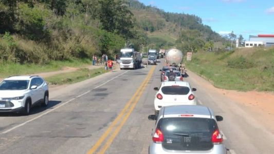 O trânsito está completamente fechado no sentido Ipatinga