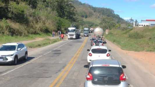 O trânsito está completamente fechado no sentido Ipatinga