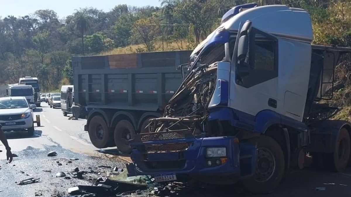 Acidente com carreta interdita a BR-381; congestionamento chega a 10 km