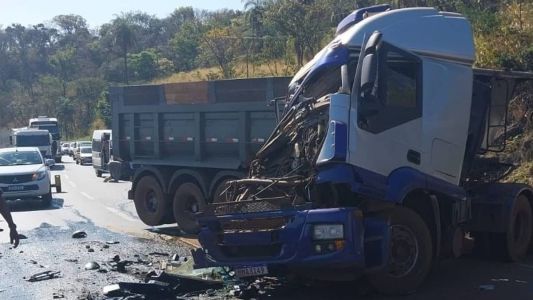 A carreta ficou em 'L' na pista