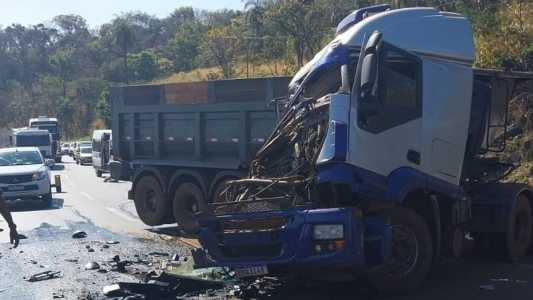 A carreta ficou em 'L' na pista