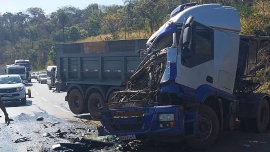 A carreta ficou em 'L' na pista