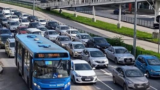 Carros com finais de placa 7,8,9 e 0 têm até o dia 31/10 para renovar o documento