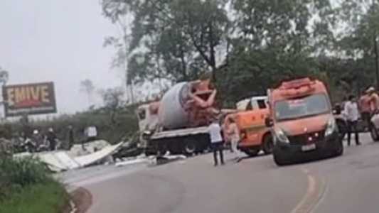 Em decorrência do acidente há um congestionamento de mais de dois quilômetros