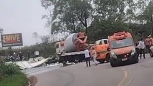 Em decorrência do acidente há um congestionamento de mais de dois quilômetros