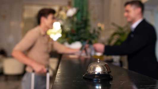O homem conseguiu uma hospedagem longe do local onde ficaria