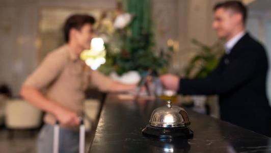 O homem conseguiu uma hospedagem longe do local onde ficaria