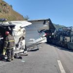 Carreta carregada com motos tomba e interdita BR-040, em Minas