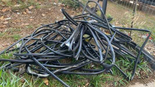 Foram apreendidos 30 metros de capas de fios e alguns metros de cabos de fibra ótica