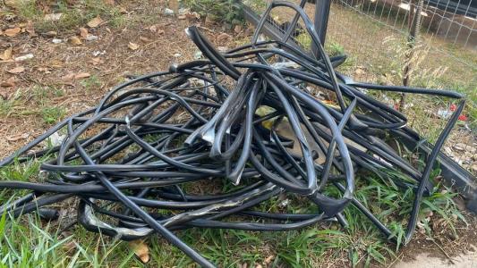 Foram apreendidos 30 metros de capas de fios e alguns metros de cabos de fibra ótica