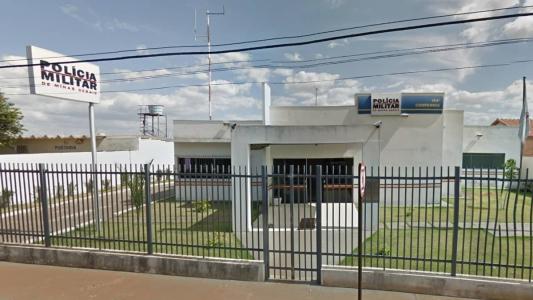 O homem ficou detido na delegacia por roubo consumado