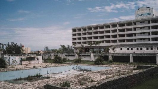 O hotel fica a 90 quilômetros de Florianópolis e a 1,5 quilômetro da BR-101