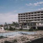 Hotel de luxo abandonado há 14 anos vai a leilão por R$ 54 milhões
