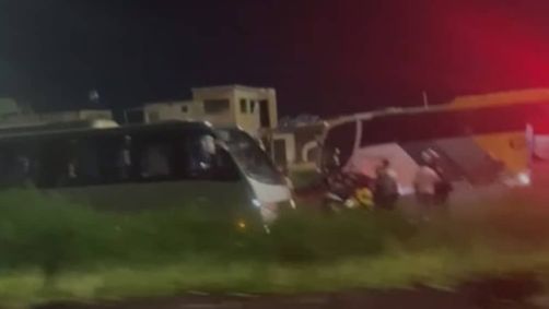 O trânsito apresenta lentidão em função do acidente