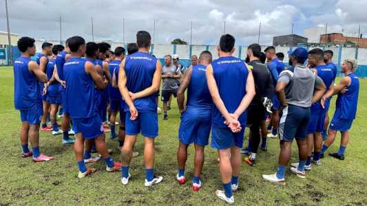 Atletas do Confiança conversam com o técnico Luizinho Vieira durante treino