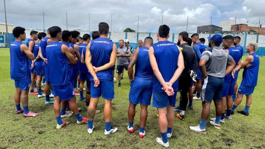 Atletas do Confiança conversam com o técnico Luizinho Vieira durante treino