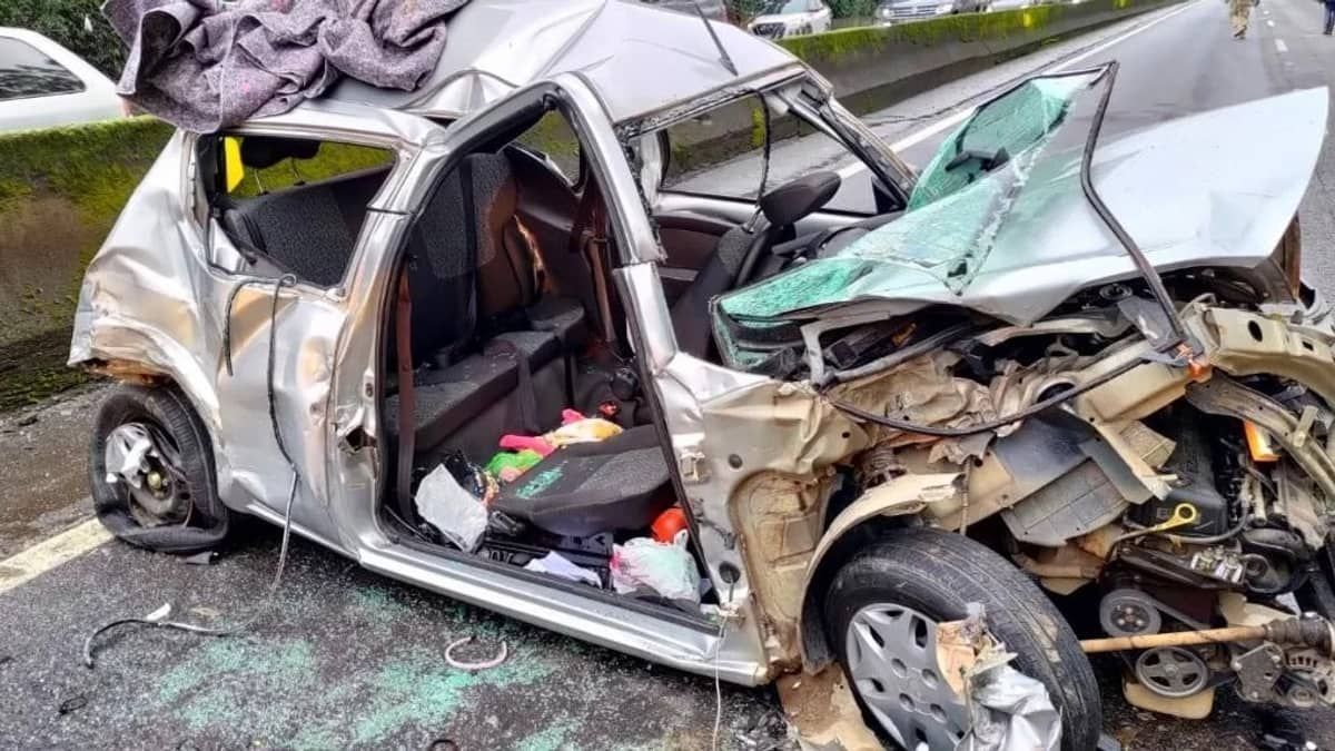 Cadeirinha de bebê salva criança de 2 anos em engavetamento na BR-101, em Santa Catarina