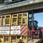 Carreta fica entalada em passarela na avenida Cardeal Eugênio Pacelli