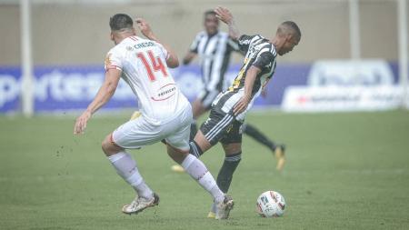 Ademir esteve em campo na vitória do Atlético sobre o Tombense no domingo (29)