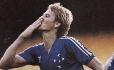 O ex-jogador Ademir, quando era capitão do Cruzeiro
