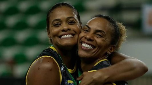 Adenízia e Pri Souza foram titulares na estreia do Praia Clube na Superliga