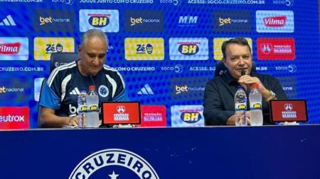 Tite e Pedrinho na apresentação do técnico como novo comandante do Cruzeiro para 2026