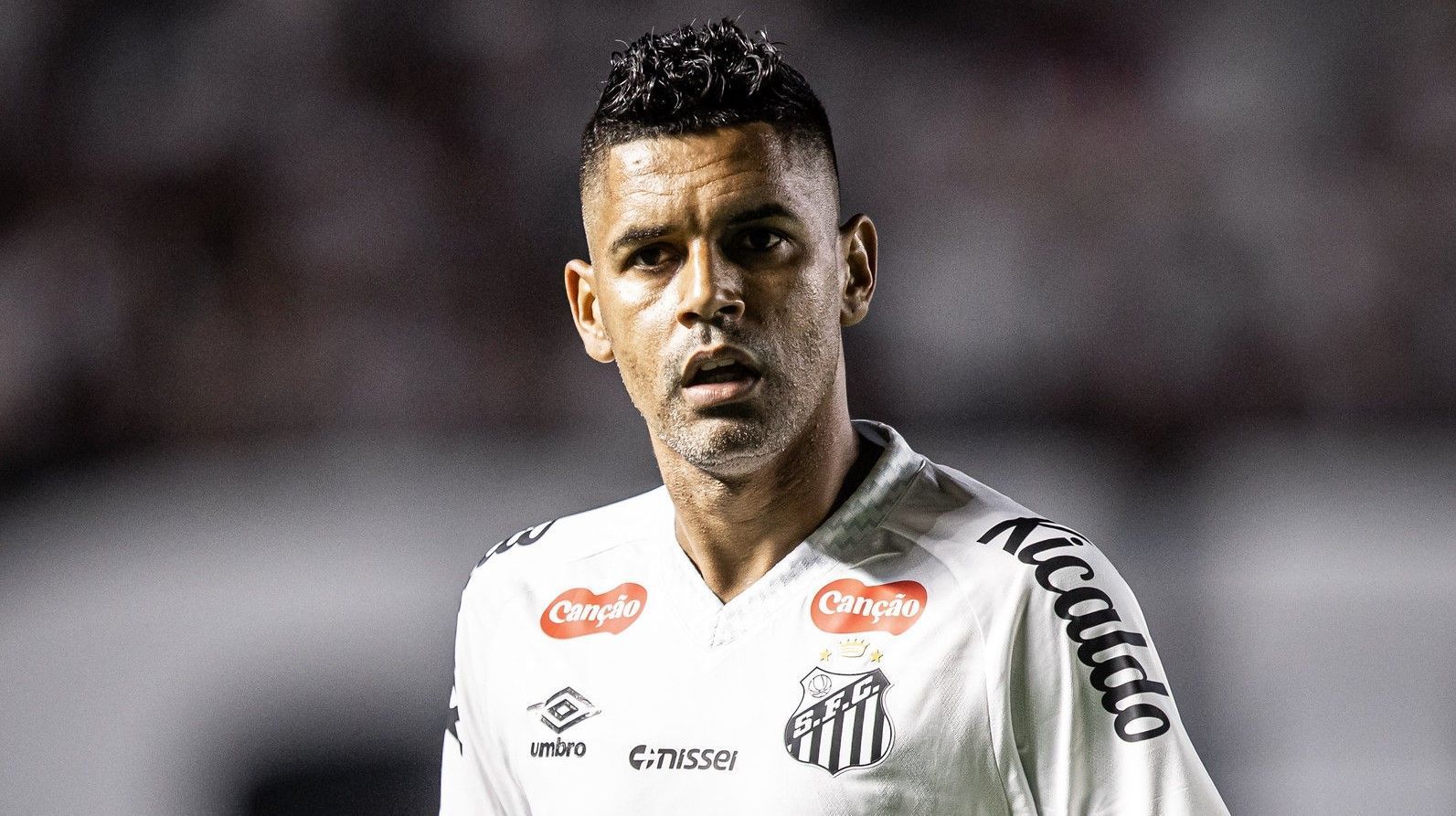 Após seis meses de 'recuperação', Aderlan busca retomar espaço no Santos
