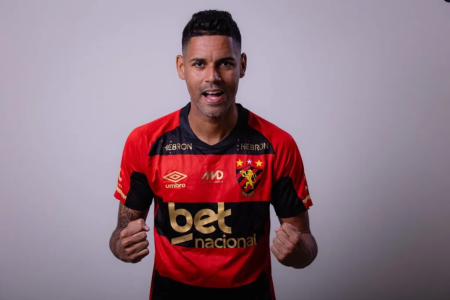 Aderlan posa com a camisa do Sport