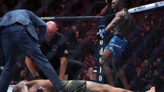 Adesanya vibra após nocautear o brasileiro Alex Poatan