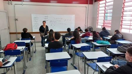 Adicional será pago a 116 mil servidores da educação básica em Minas Gerais