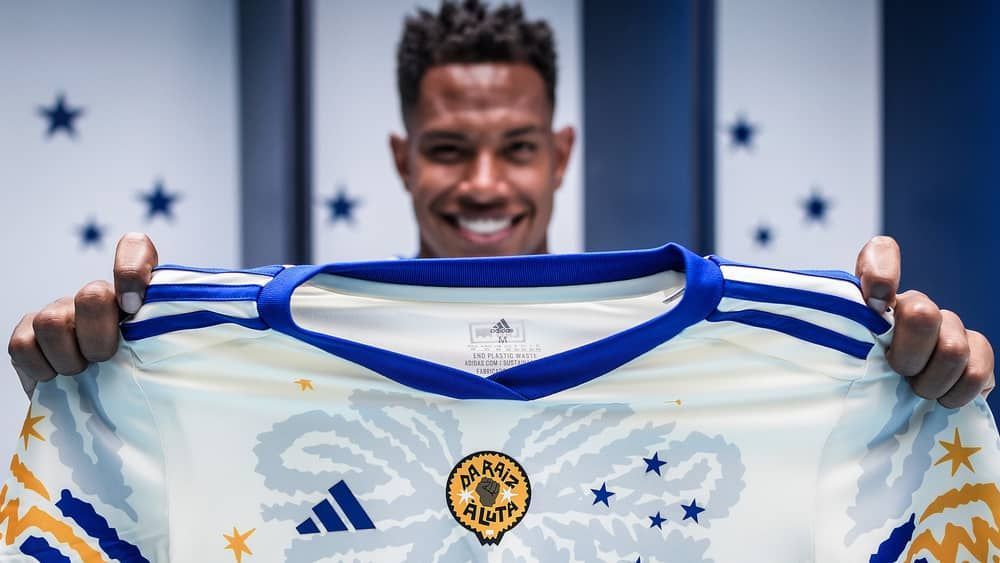 Jogadores do Cruzeiro posam com nova camisa da Adidas; veja vídeo e fotos