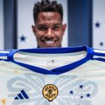 Jogadores do Cruzeiro posam com nova camisa da Adidas; veja vídeo e fotos