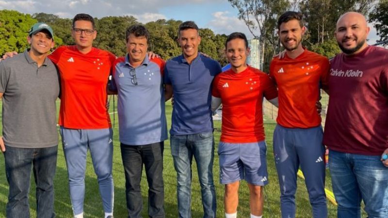 Campeão pelo Cruzeiro visita a Toca I e tem conversa com Adilson Batista