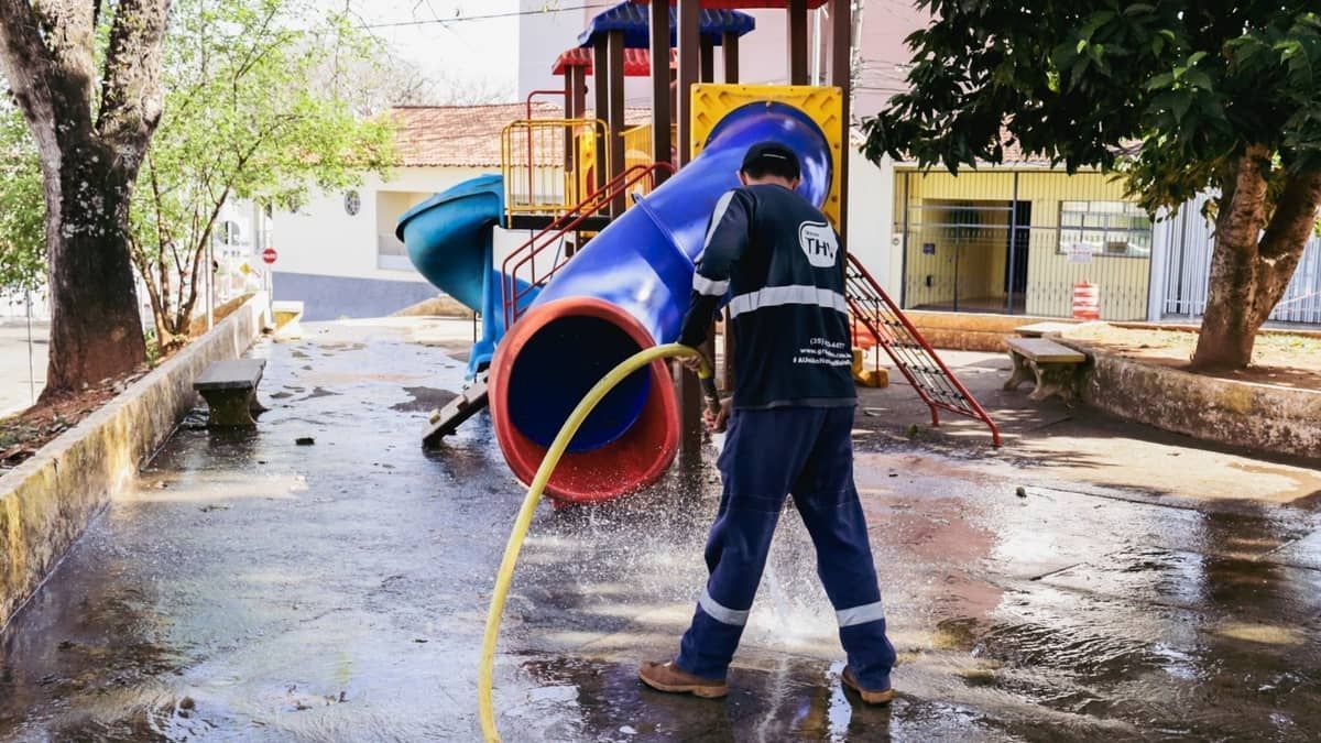 Fezes humanas são encontradas em parques infantis no Sul de Minas e prefeitura cria canal de denúncia 