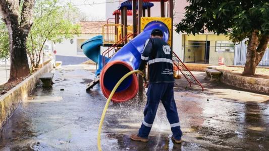Administração municipal faz limpeza dos parques vandalizados