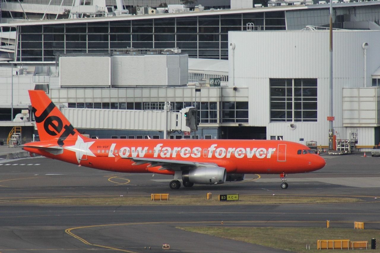 Adolescente com escopeta carregada embarca em avião e passageiros impedem ataque