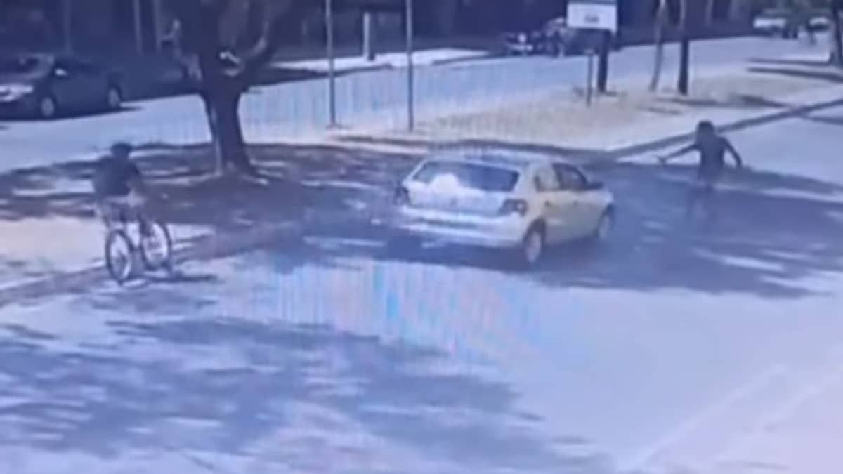 Pai chora após filho de 17 anos ser apreendido por esfaquear jovem: 'já é a 20ª vez'