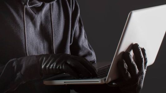 Adolescente é indiciado pela Polícia Civil por usar inteligência artificial para produzir fotos fakes pornográficas com colegas