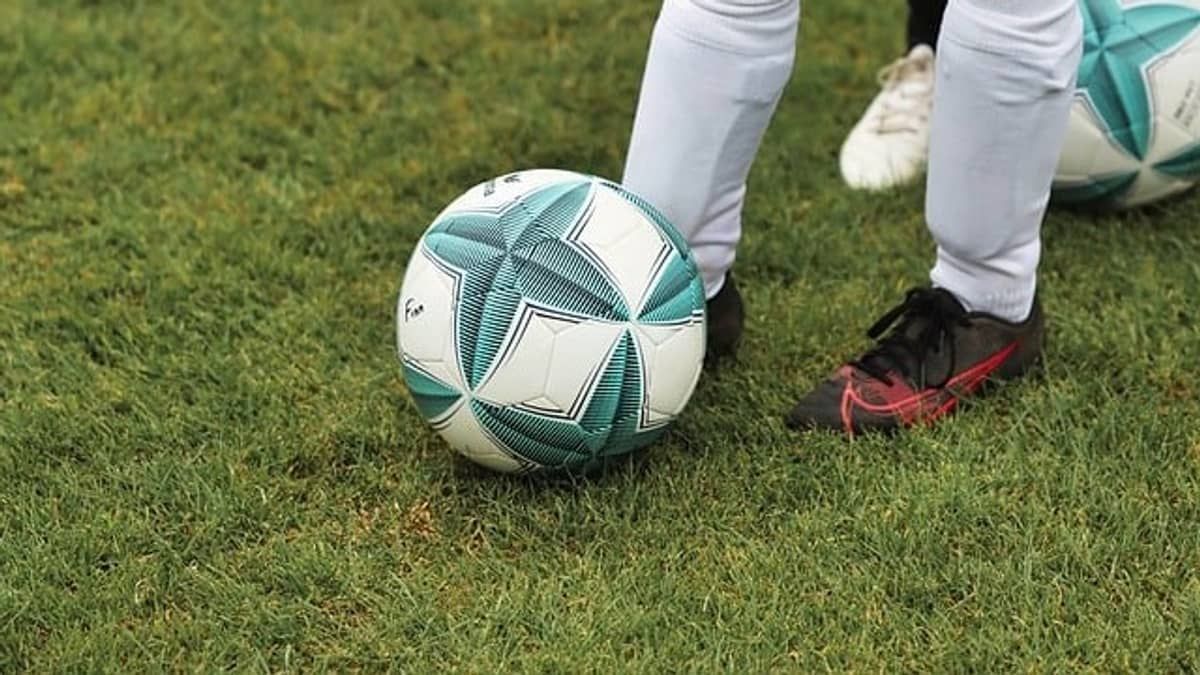 Jogador morre após passar mal durante partida de futebol