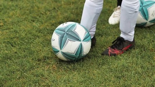 Adolescente jogava futebol quando passou mal