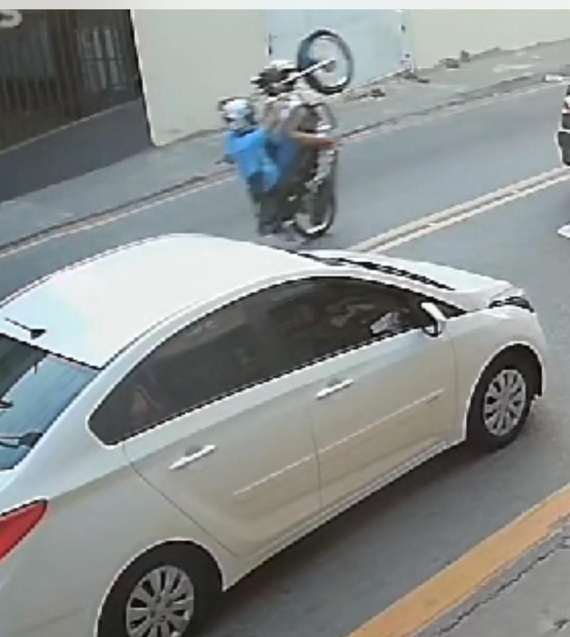 Vídeo: adolescente de 17 anos empina moto, atropela duas mulheres e foge sem prestar socorro
