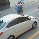 Vídeo: adolescente de 17 anos empina moto, atropela duas mulheres e foge sem prestar socorro