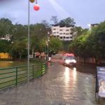Adolescente pula em lagoa para pegar bola e morre afogado em Muriaé