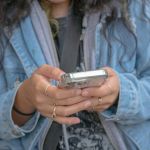 Adolescentes passam mais de 2 horas no celular durante o período escolar, diz estudo