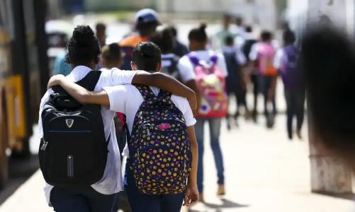 adolescentes abraçados