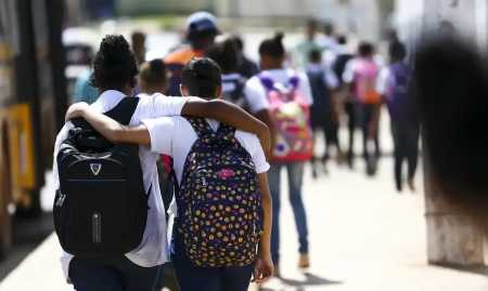 adolescentes abraçados