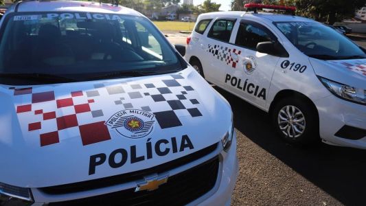 Adolescentes agridem e roubam filho de PM em escola na Grande São Paulo.