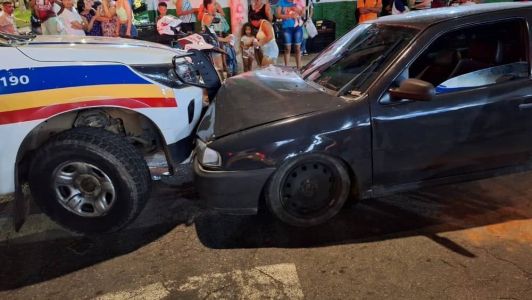 Adolescentes batem carro furtado em viatura da polícia e são apreendidos em Ipatinga