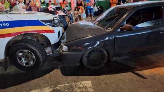 Adolescentes batem carro furtado em viatura da polícia e são apreendidos em Ipatinga