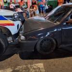 Adolescentes batem carro furtado em viatura da polícia e são apreendidos em Ipatinga